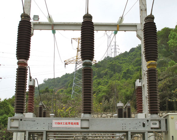p3 p3 Breaker housings at left were not well specified for service at a 110 kV substation near seacoast and subsequently had to be coated with RTV to prevent flashover. Newer breakers at same substation (top) feature porcelain housings with alternating sheds and higher specific creepage and do not have coatings. pollution monitoring Pollution Monitoring for Better Selection of Insulators in Contaminated Service Conditions p3