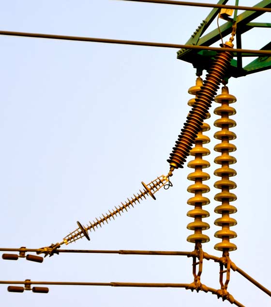 Topic-1-photo-2 Topic-1-photo-2 Photo 2: Externally gapped arrester connection between suspension clamp and Aeolian vibration damper conductor vibration control when applying line arresters Conductor Vibration Control When Applying Line Arresters Topic 1 photo 2