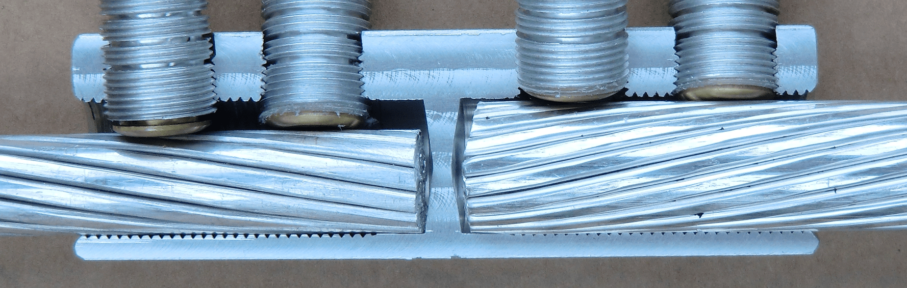 Fig. 1: Mechanical connector with separation wall.