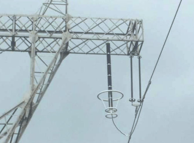 Suspension tower side phase line arrester and insulator string