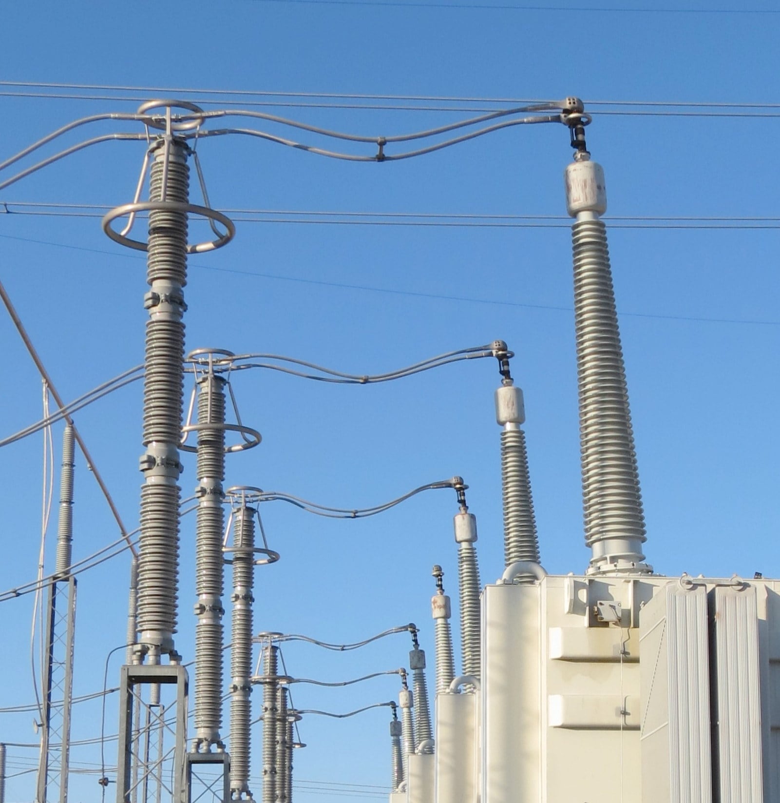 Figure-1-Separation-Distance-on-345kV-Transformer Figure-1-Separation-Distance-on-345kV-Transformer arrester arrester Arrester − Transformer Separation Distance in Substations Figure 1 Separation Distance on 345kV Transformer